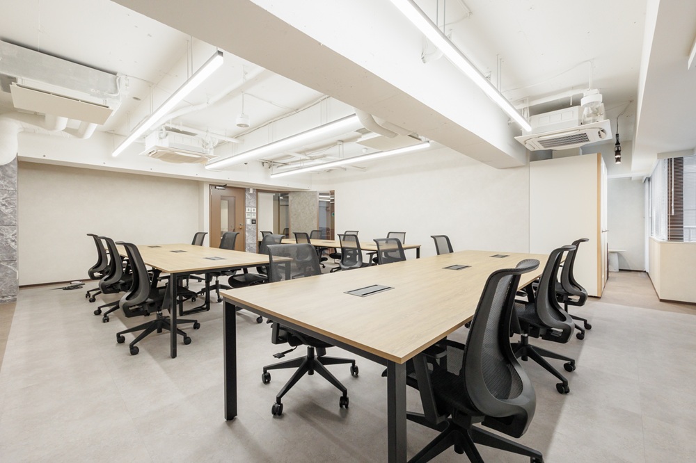 2階3階：執務室（6名用テーブル3台）