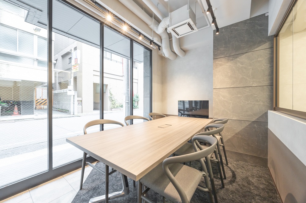 1階：会議室（路面沿い。6名用。外から撮影も可能）