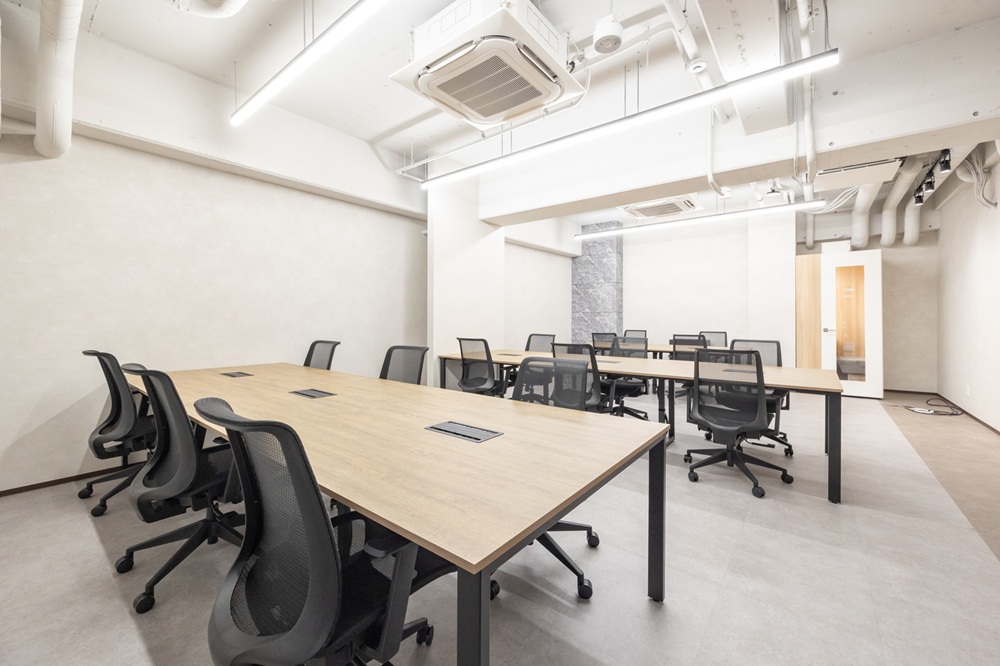 1階：執務室（テーブル・椅子設置。窓がないので、昼でも夜でも撮影可能）