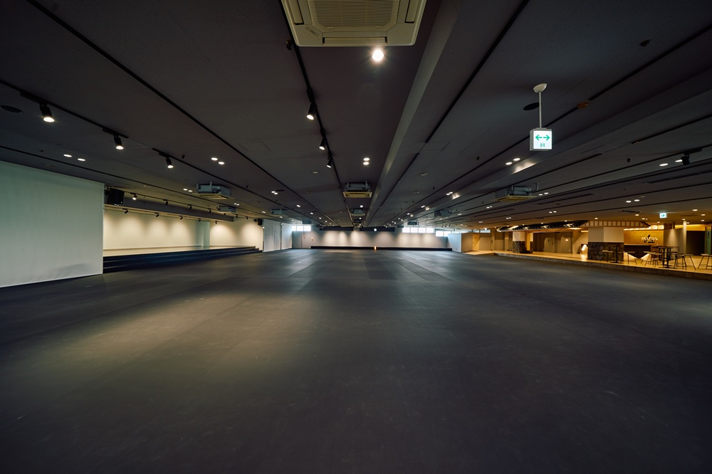 【収容人数700名、都内トップクラスの1,000㎡の広大なスペース】<br />最大700名が一堂に会せる開放的な空間は、どこからでも全体を見渡せる設計。<br />社員総会や表彰式、懇親会、プロモーションイベント、さらには運動会まで、多彩な用途に対応し、一体感のあるイベントを実現します。 【収容人数700名、都内トップクラスの1,000㎡の広大なスペース】<br />最大700名が一堂に会せる開放的な空間は、どこからでも全体を見渡せる設計。<br />社員総会や表彰式、懇親会、プロモーションイベント、さらには運動会まで、多彩な用途に対応し、一体感のあるイベントを実現します。