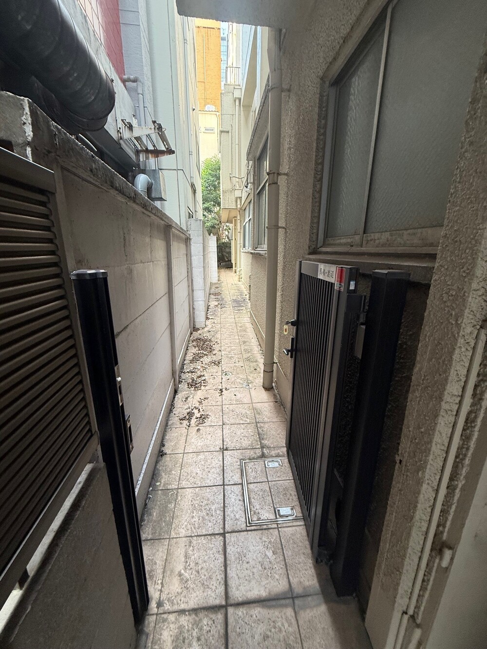 1階:玄関通路(細道の間に、入り口の扉を開けて通る先に玄関有ります) 1階:玄関通路(細道の間に、入り口の扉を開けて通る先に玄関有ります)