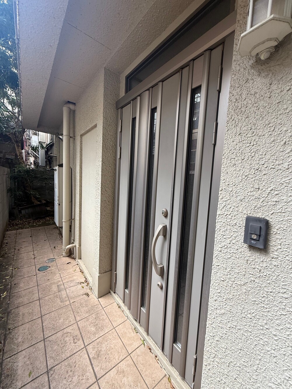 1階:玄関扉(2重鍵がある玄関扉) 1階:玄関扉(2重鍵がある玄関扉)