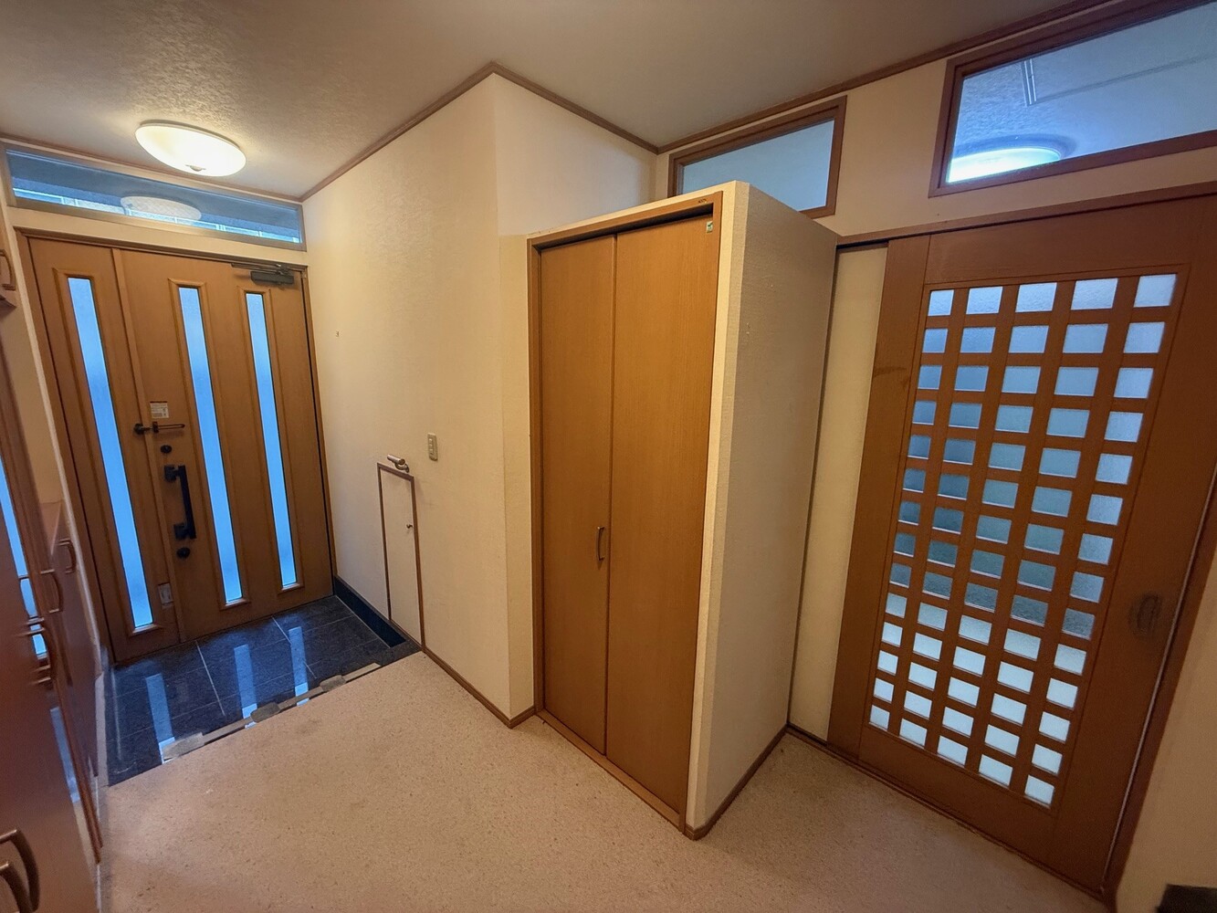 1階:内玄関周り(平日でも出入りの撮影可能) 1階:内玄関周り(平日でも出入りの撮影可能)