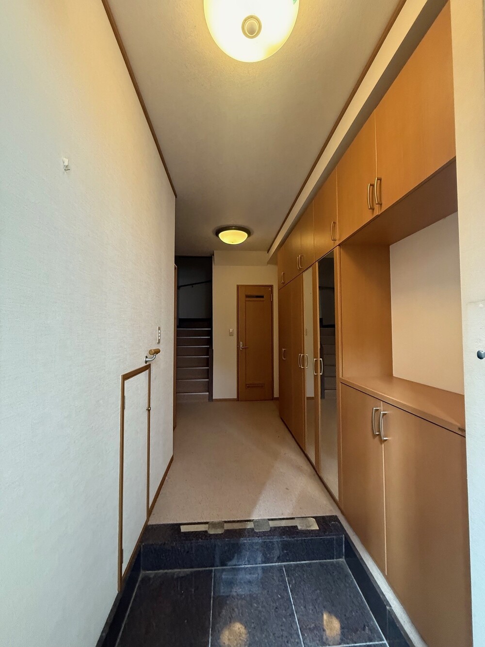 1階:内玄関周り(普通に下駄箱も靴置き場を広めにあります。奥の階段で2階に上れます) 1階:内玄関周り(普通に下駄箱も靴置き場を広めにあります。奥の階段で2階に上れます)