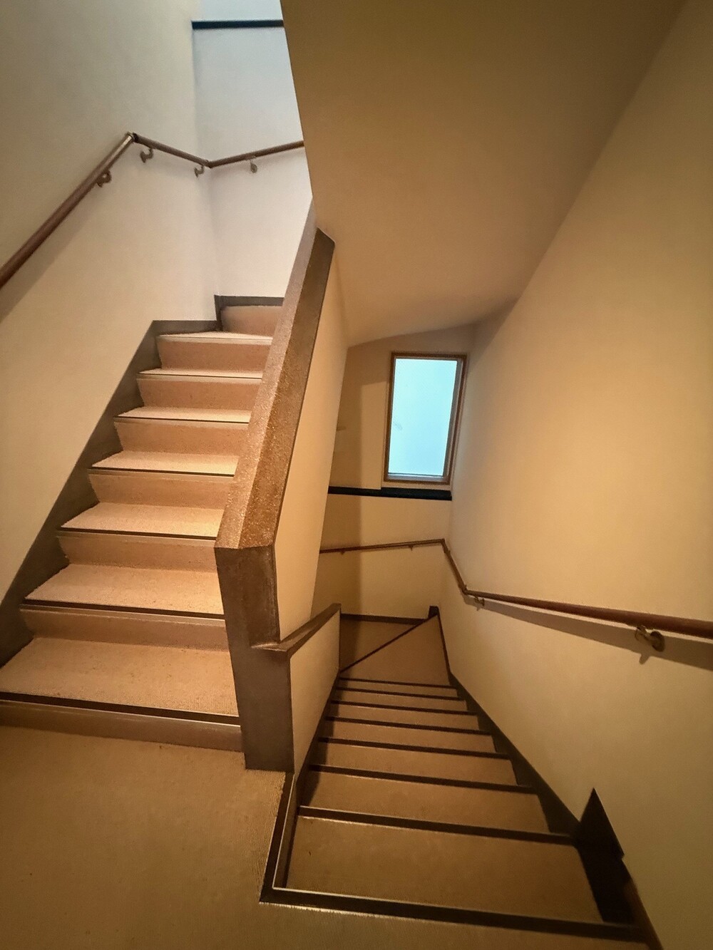 階段:1階から2階へ。2階から3階へ上り下り出来る階段。平日でも階段の撮影も可能) 階段:1階から2階へ。2階から3階へ上り下り出来る階段。平日でも階段の撮影も可能)