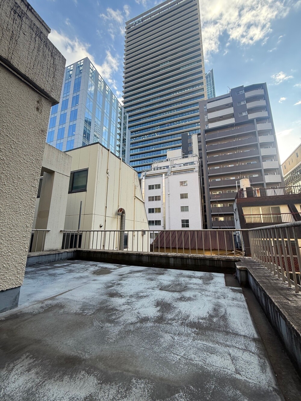 3階:屋上デッキ(虎ノ門もビルの囲まれた雑居感のある屋上。平日でも撮影可能) 3階:屋上デッキ(虎ノ門もビルの囲まれた雑居感のある屋上。平日でも撮影可能)