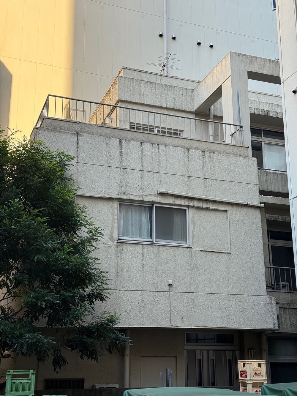 一軒家:外観(2階の窓を開けて人を立たせての撮影や3階屋上デッキで喋ってる撮影も、この角度で撮影可能) 一軒家:外観(2階の窓を開けて人を立たせての撮影や3階屋上デッキで喋ってる撮影も、この角度で撮影可能)