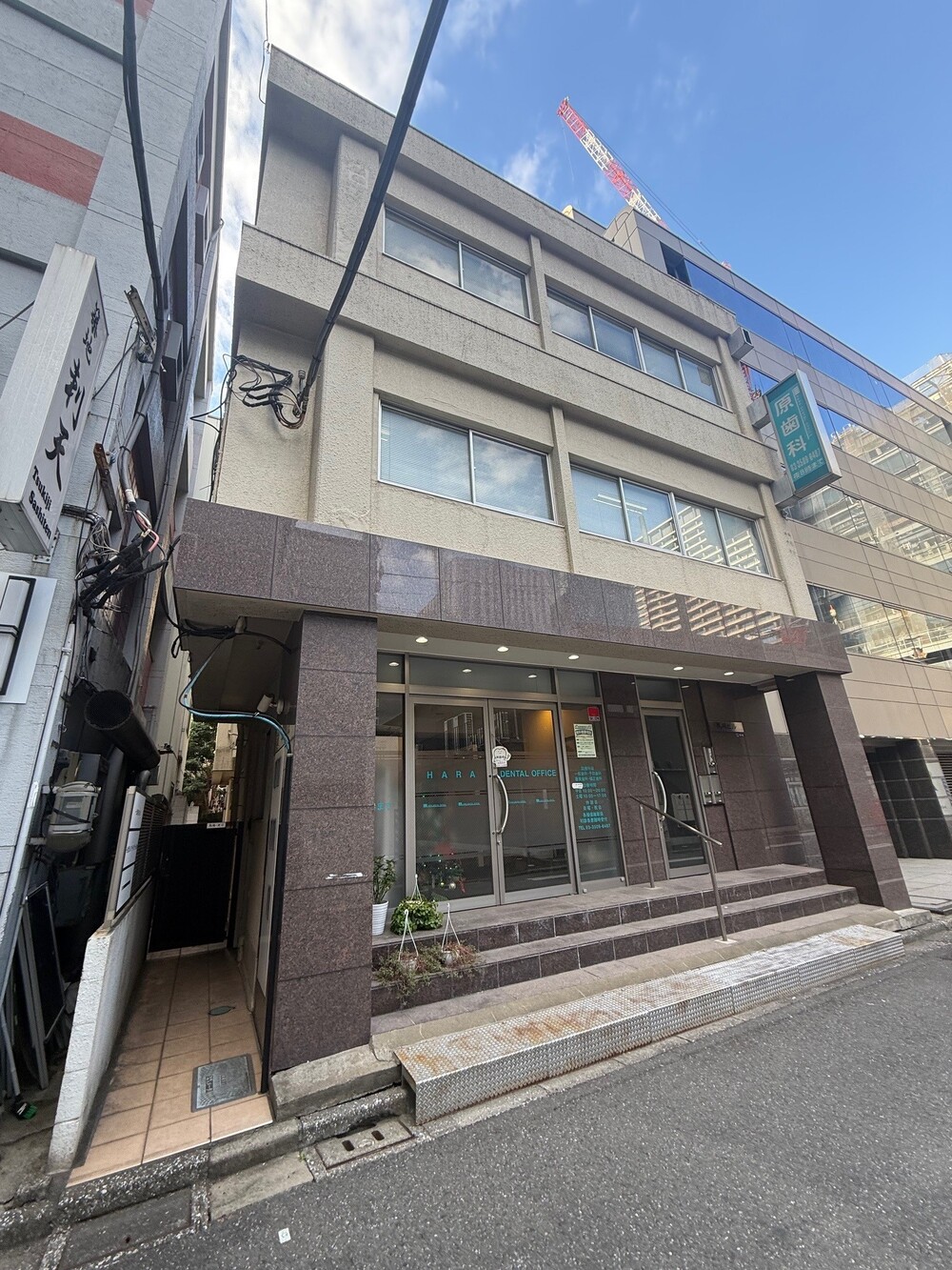 外観（築60年の3階建てのビルの横の道が入り口）