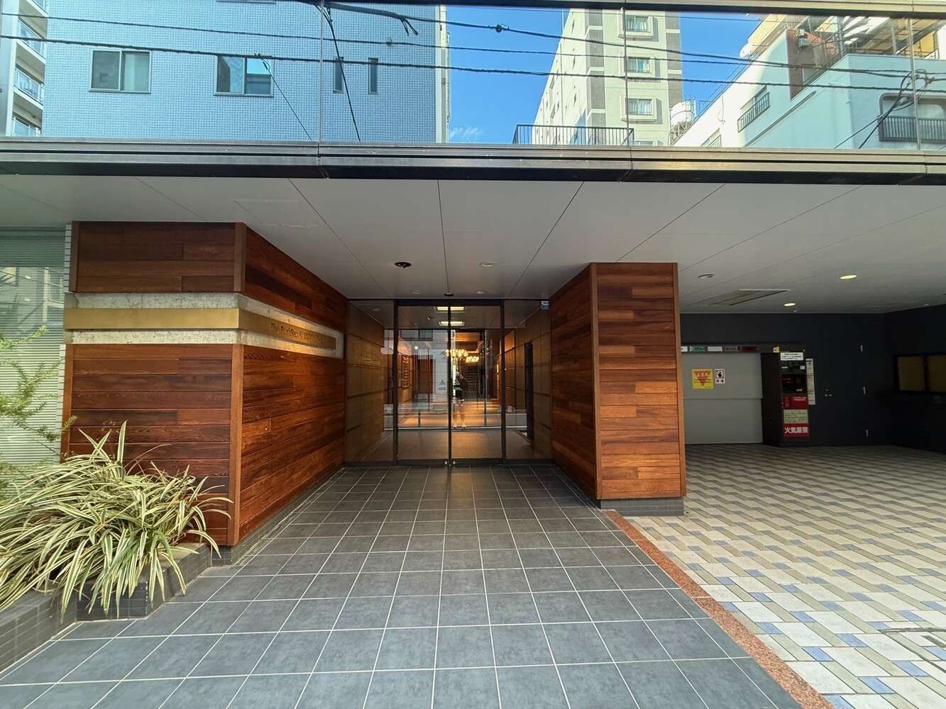 1階:正面玄関(ウッド調でマンションの入り口の設定でも使用可能。隣の立体駐車場に車を停めるシーンも土日は対応可能) 1階:正面玄関(ウッド調でマンションの入り口の設定でも使用可能。隣の立体駐車場に車を停めるシーンも土日は対応可能)