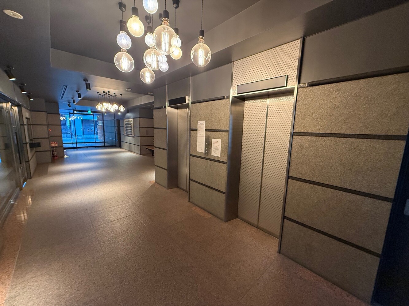 1階:エントランス・エレベーター前(EV2基。入り口からストロークのあるエントランス。) 1階:エントランス・エレベーター前(EV2基。入り口からストロークのあるエントランス。)