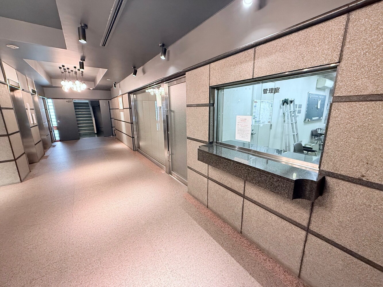 1階:エントランス(100平米もある広いエントランス。管理人室も使用可能。マンション・オフィスの設定でもおすすめ。土日のみ) 1階:エントランス(100平米もある広いエントランス。管理人室も使用可能。マンション・オフィスの設定でもおすすめ。土日のみ)