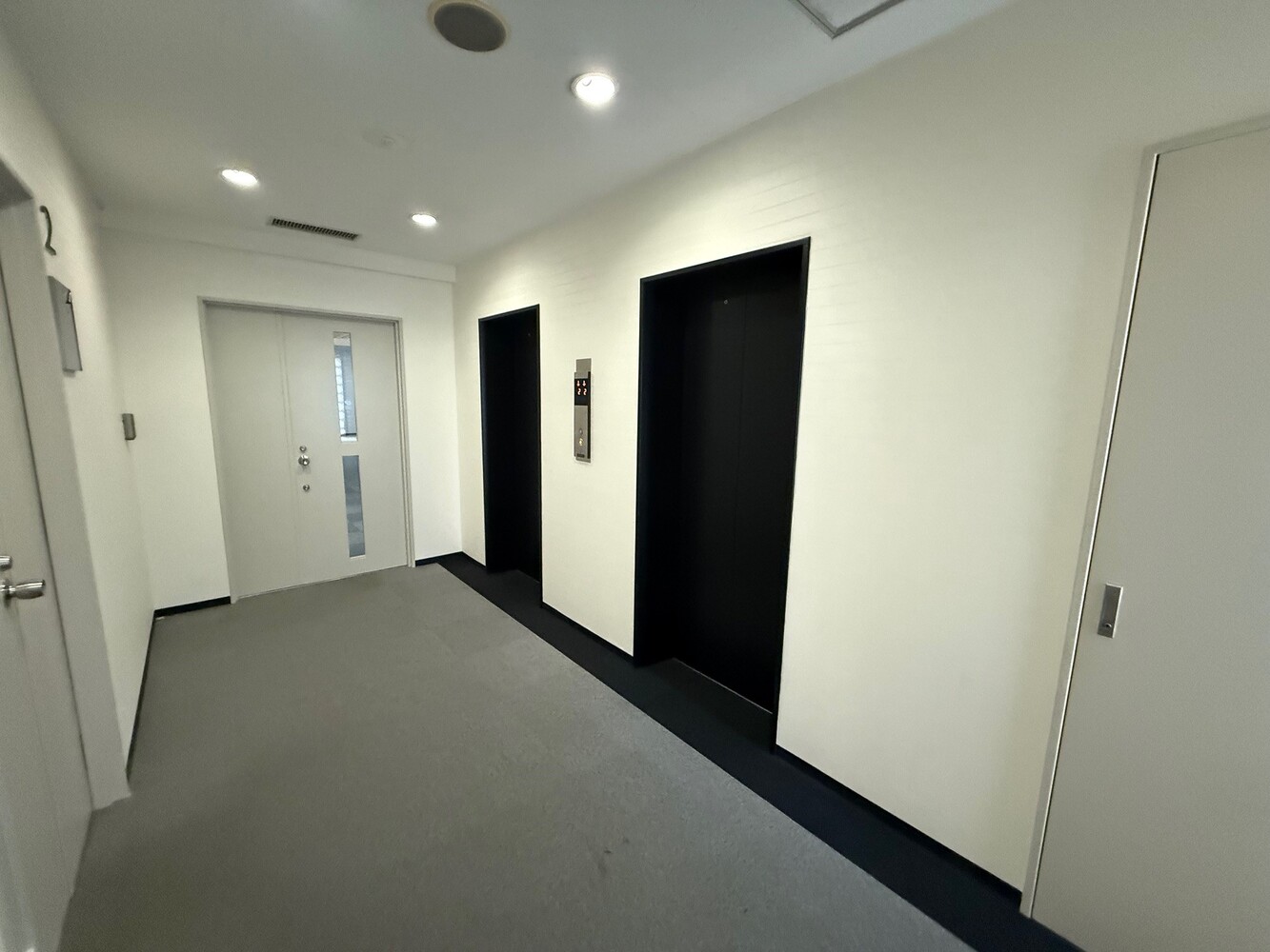 2階:エレベーター前(平日でも廊下は撮影可能) 2階:エレベーター前(平日でも廊下は撮影可能)