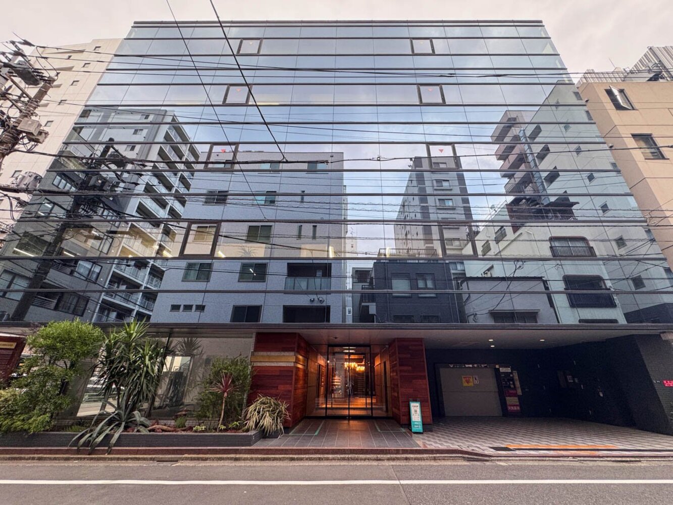 外観（鏡調のデザインのビル。実景は平日も撮影可能。人物有は土日のみ撮影可能。車寄せも可能）