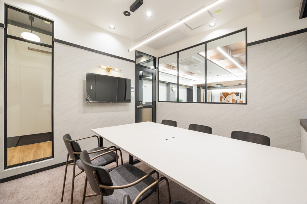 8階：会議室（6名用・モニター付き）