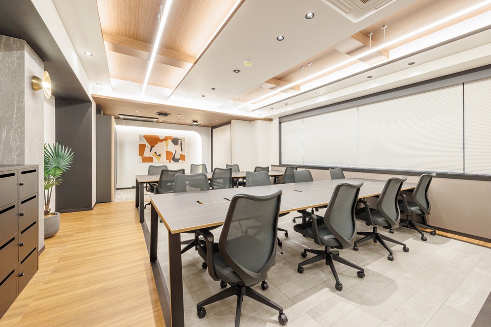 8階：執務室（テーブル椅子設置）