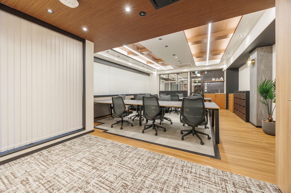 8階：執務室（ミニデッキ付き）