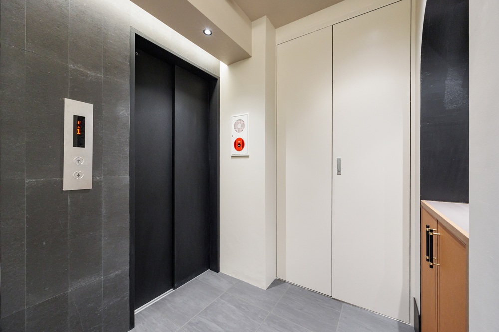 8階：エレベーター前