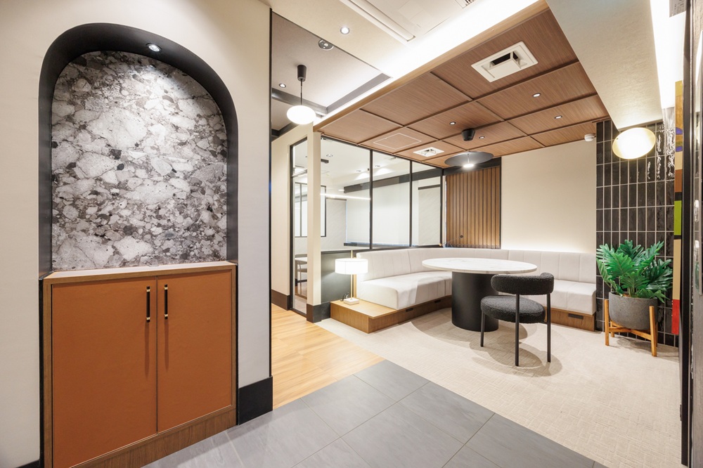 8階：エントランス・ラウンジ