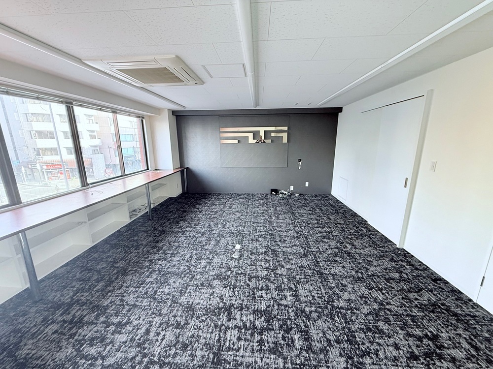 3階：執務室(LED照明付き。）