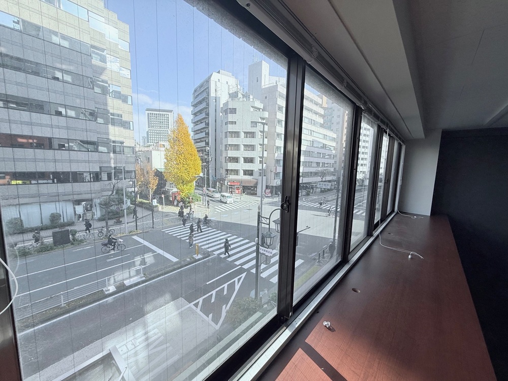 3階：執務室窓際（明治通りが良く見えるハウンター設置）