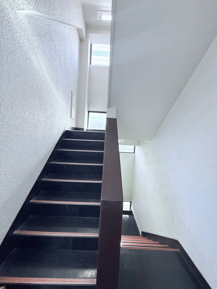 3階：内階段（土日撮影可能）
