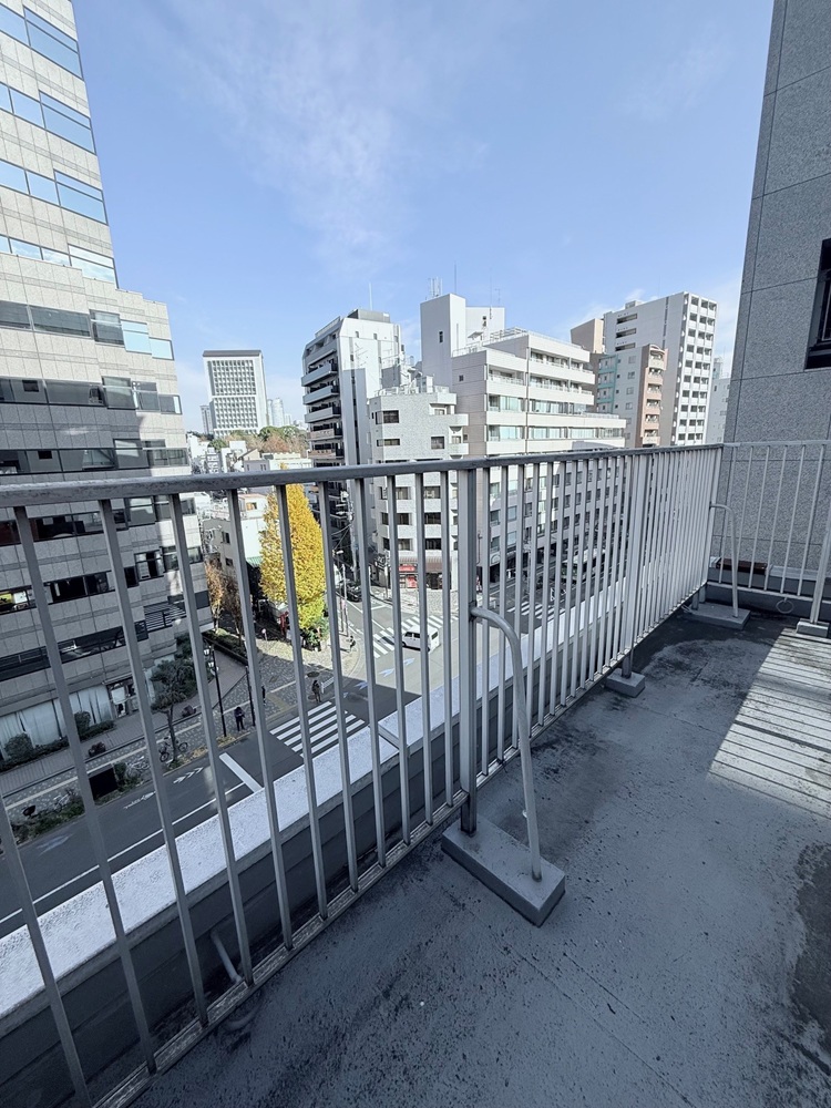 6階：屋上デッキ（明治通りが良く見えます。）