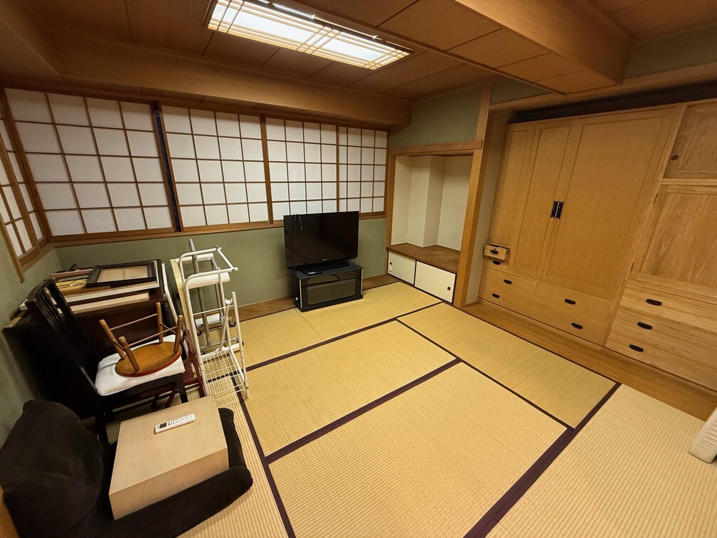 7階：寝室・居間（綺麗な家具・畳となっております。残置物の使用も可能）