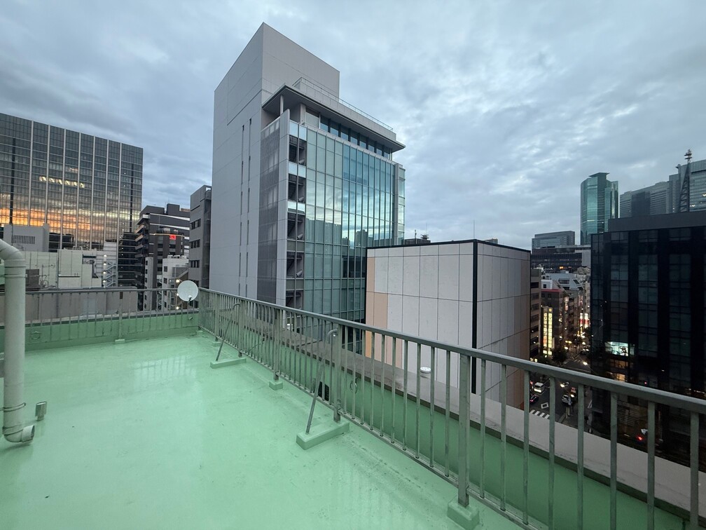 10階：屋上デッキ（ビルに囲まれた10階のデッキ。平日でも撮影可能）