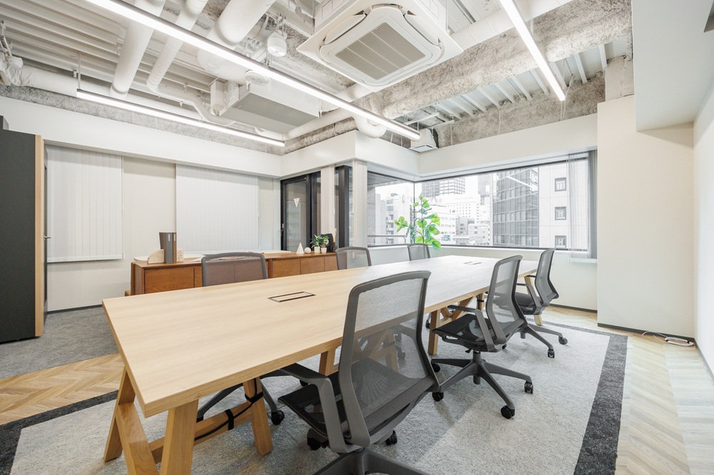 2階3階5階9階10階：執務室（南向き。木のテーブルを設置）