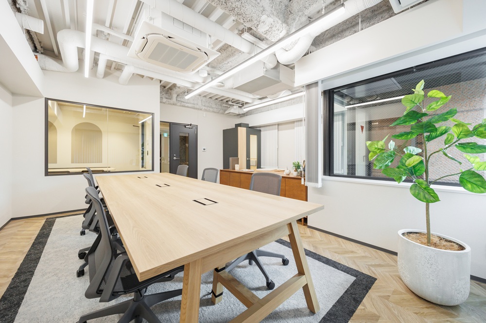 2階3階5階9階10階：執務室（奥に会議室設置）