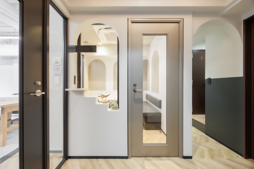 2階3階5階9階10階：エントランス・会議室の扉