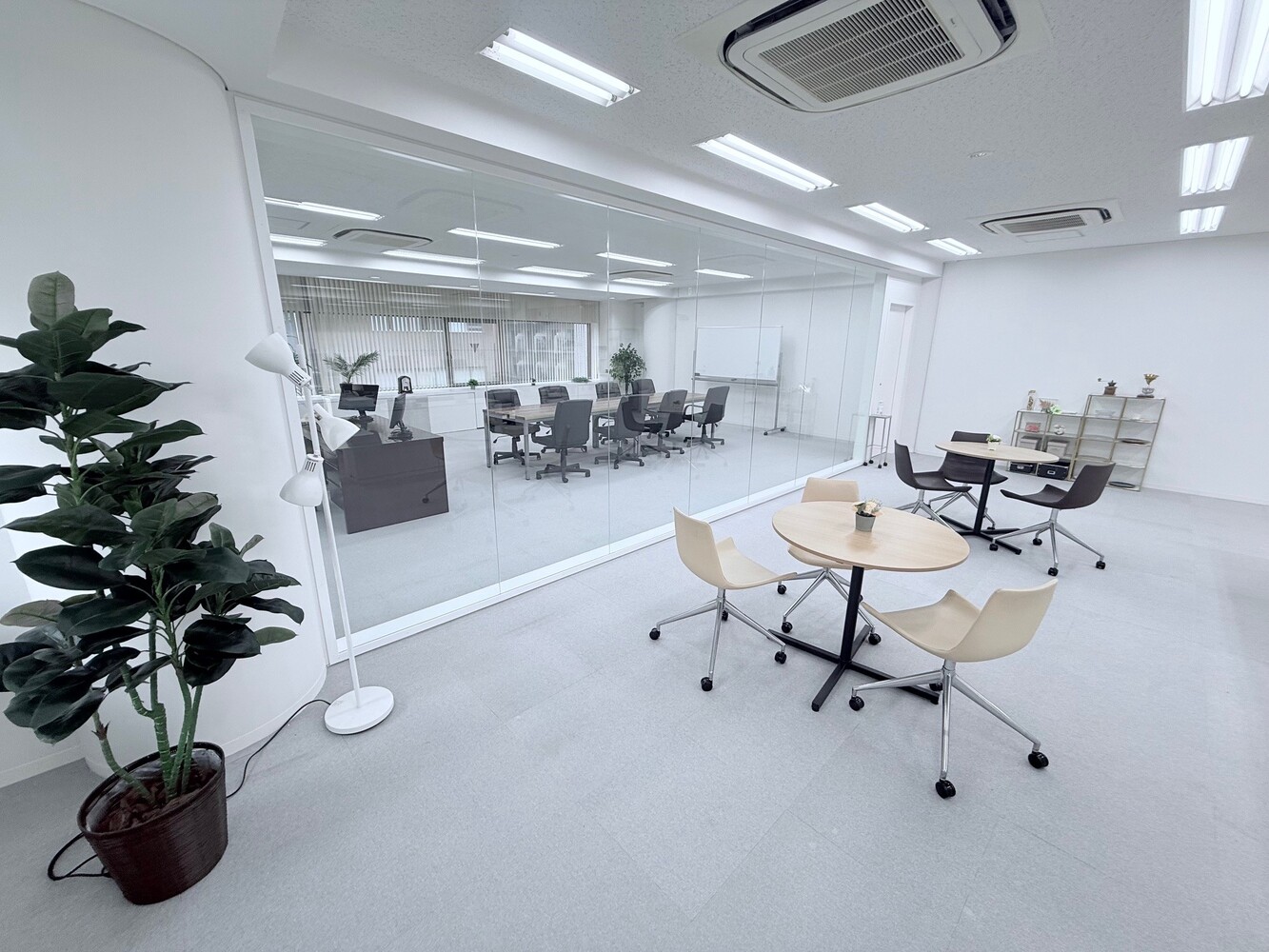 5階：社長室・会議室(ガラス一面です。平日含め終日撮影可能）