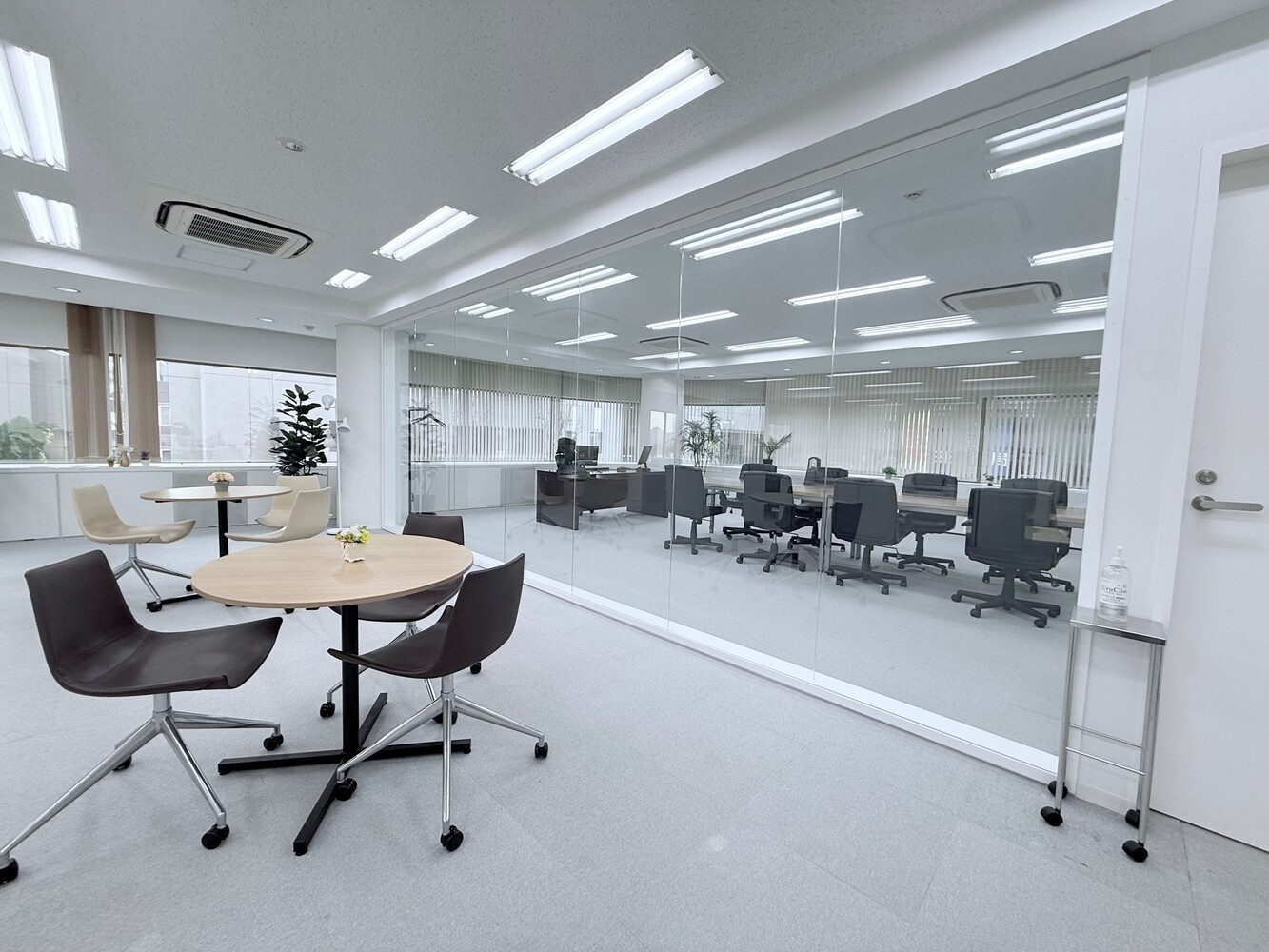 5階：社長室・会議室(丸いテーブル椅子など可動式。カーテン付き）