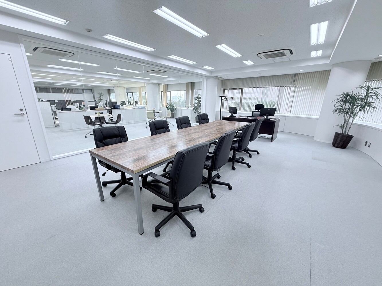5階：社長室・会議室(ガラス張りの会議室の設定での撮影も平日含め終日可能）