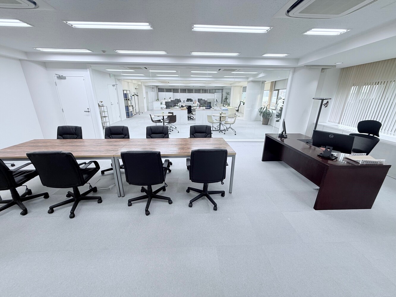 5階：社長室・会議室（ガラス張りの奥に執務室になります）
