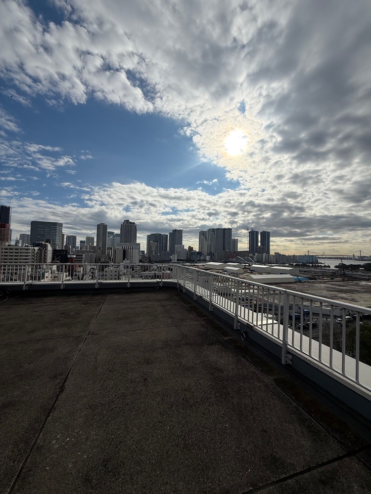 屋上デッキ（築地市場・勝どき・お台場がきれいに見えます。夜も夜景がきれいです）
