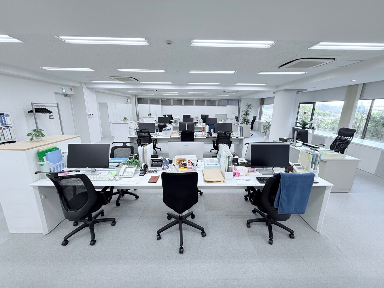 5階：執務室（テーブル椅子設置）