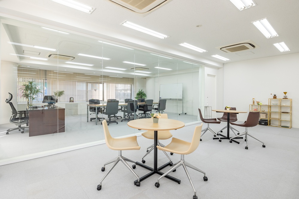 5階：社長室・会議室(ガラス一面です。平日含め終日撮影可能）