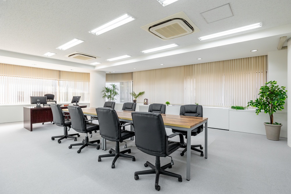 5階：社長室・会議室(テーブルをソファー道込みの社長室でもおすすめ。シンプルに会議室での撮影も平日含め終日可能）