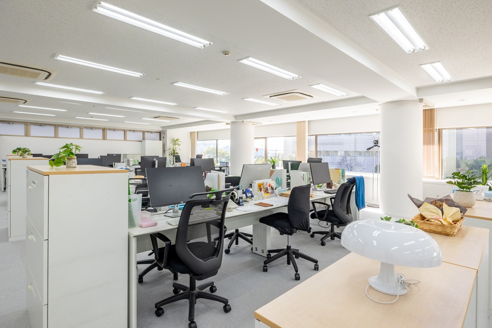 5階：執務室（南向きの明るいオフィス）