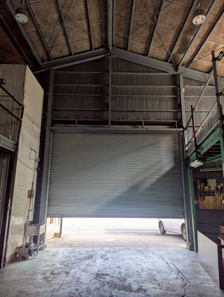 開口部天井高8メートルの大型シャッター<br />大きい機材、車での搬入も可能