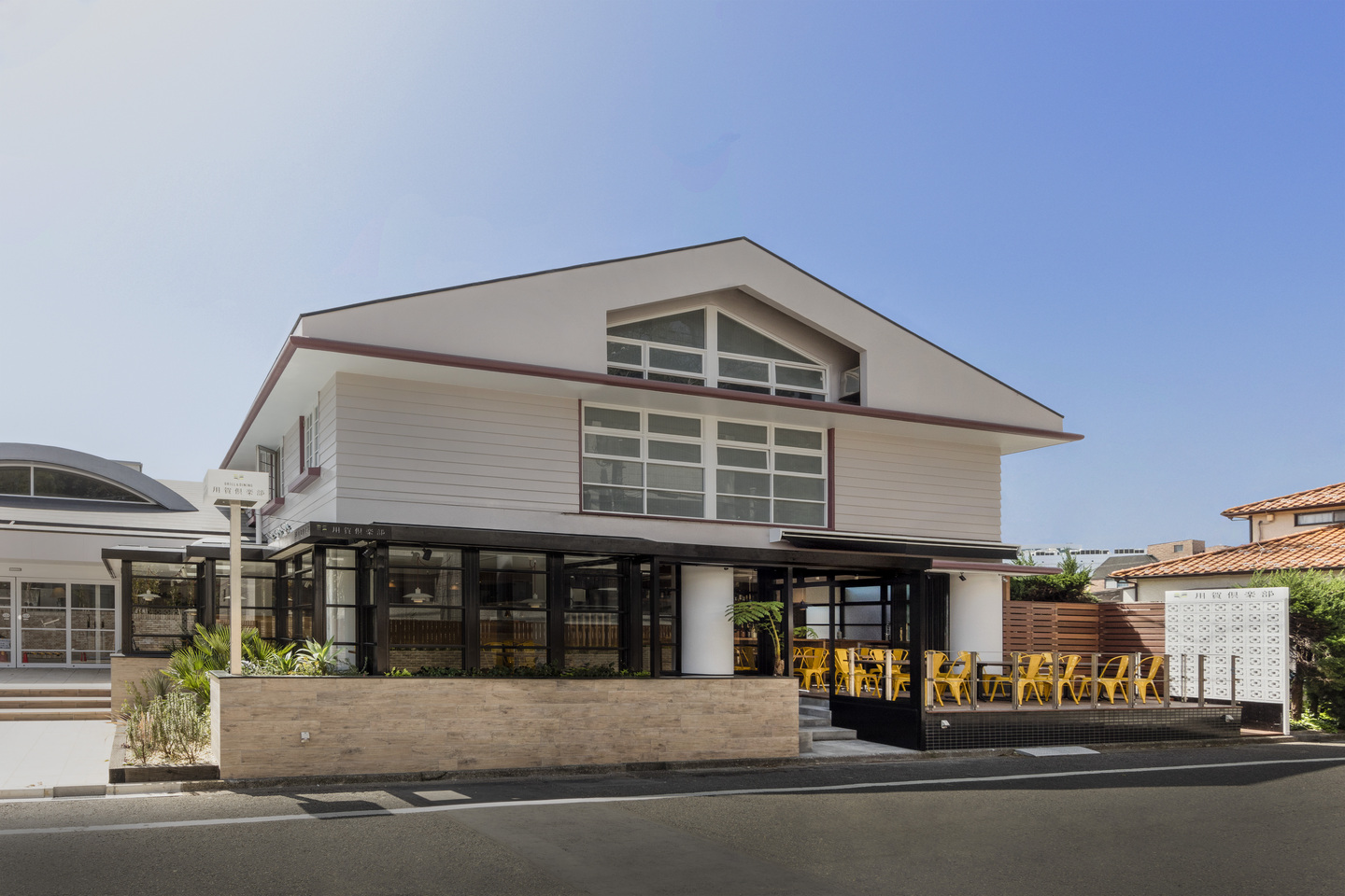 建物全体。１階部分の飲食店が本掲載場所です。