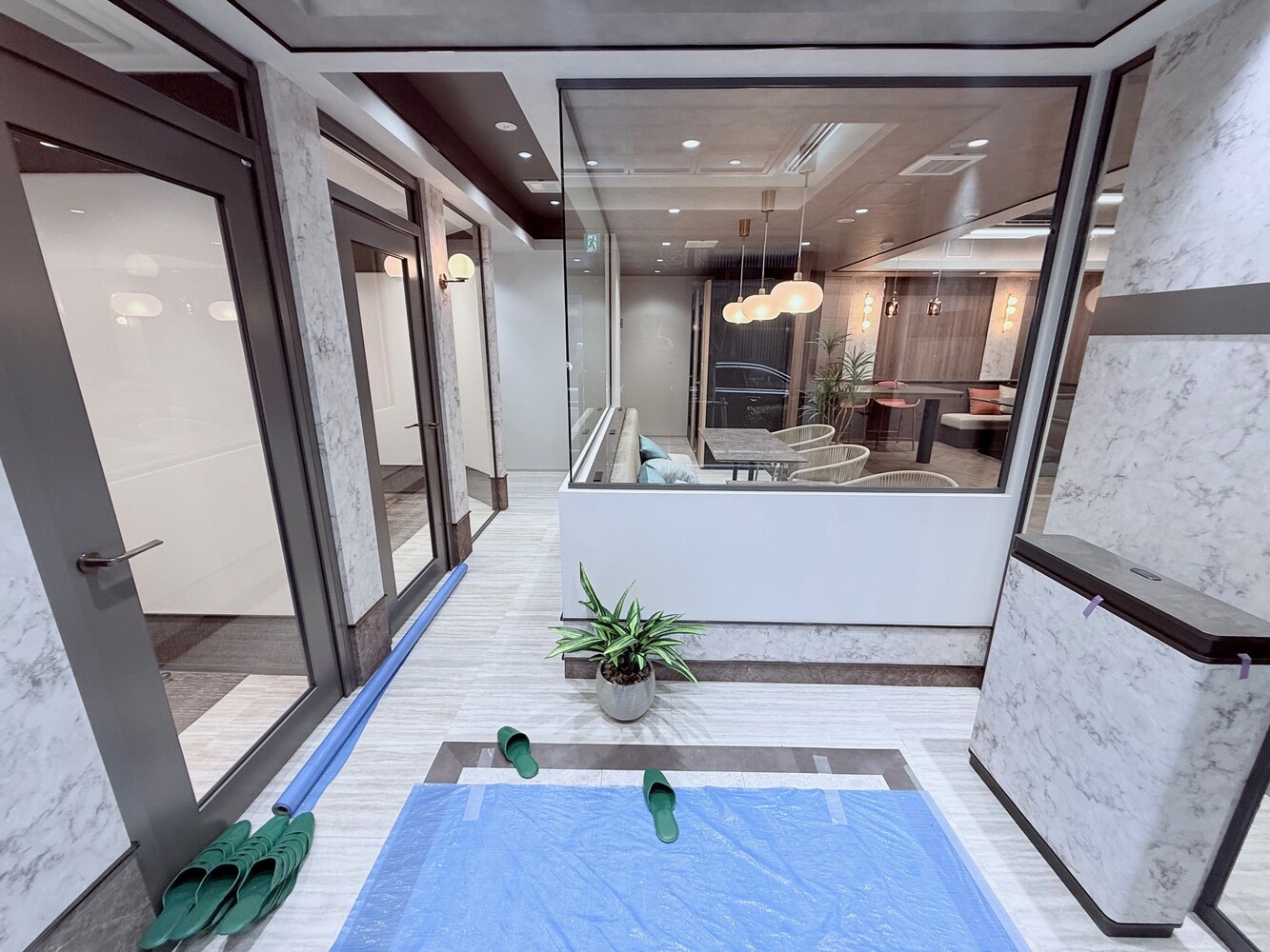 １階：エントランス(左が会議室２部屋・右が執務室