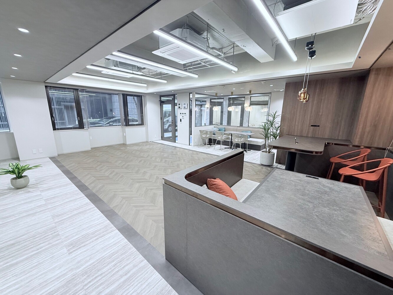 １階：執務室・ラウンジ