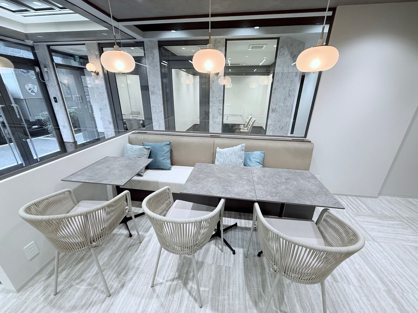 １階：ラウンジ