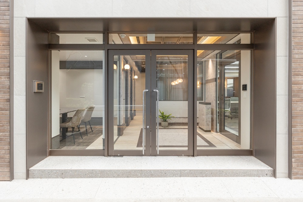 外観：１階路面の占有エントランス出入り口の撮影も可能。外から撮影も可能。