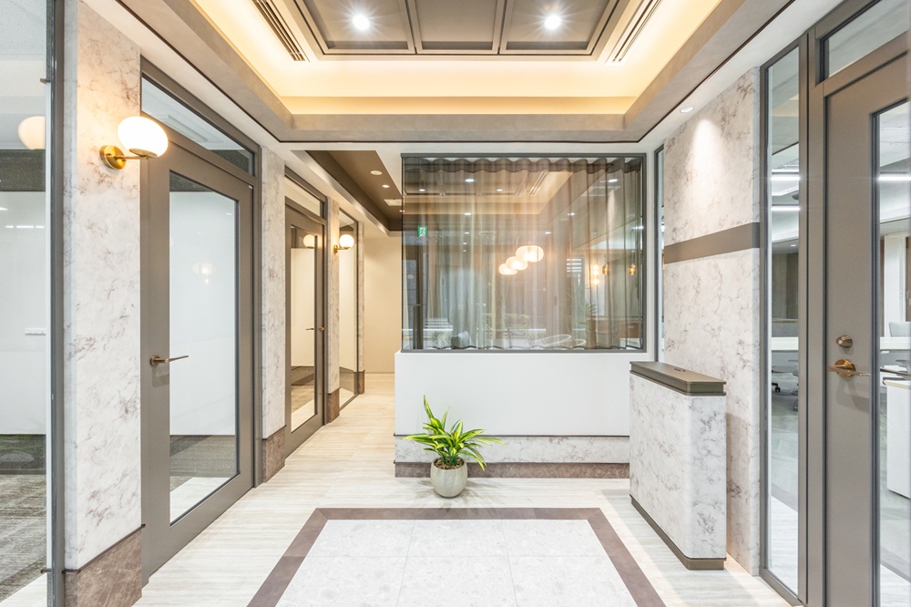 １階：エントランス(1階占有エントランス。平日での撮影可能。左に会議室２部屋・右に執務室)