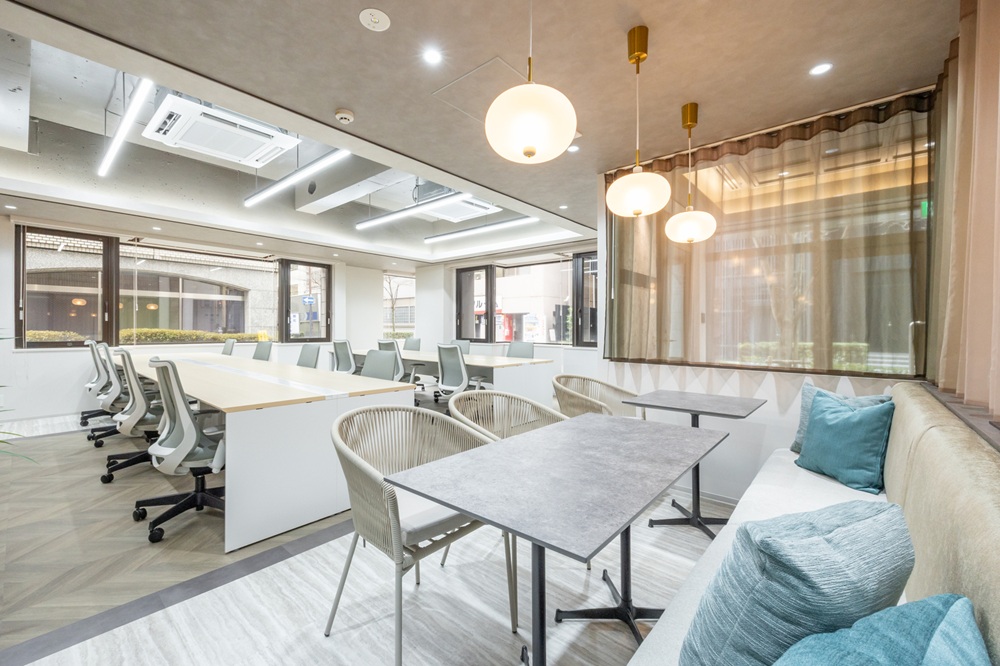 １階：執務室・ラウンジ（家具設置）