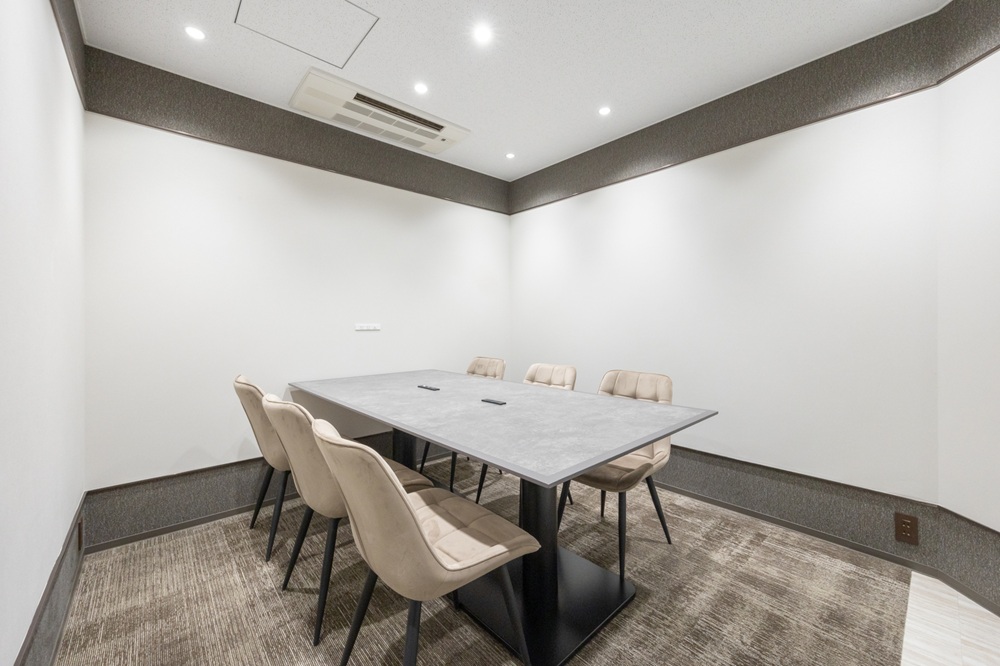 １階：執務室（2部屋設置。4名用と６名用）