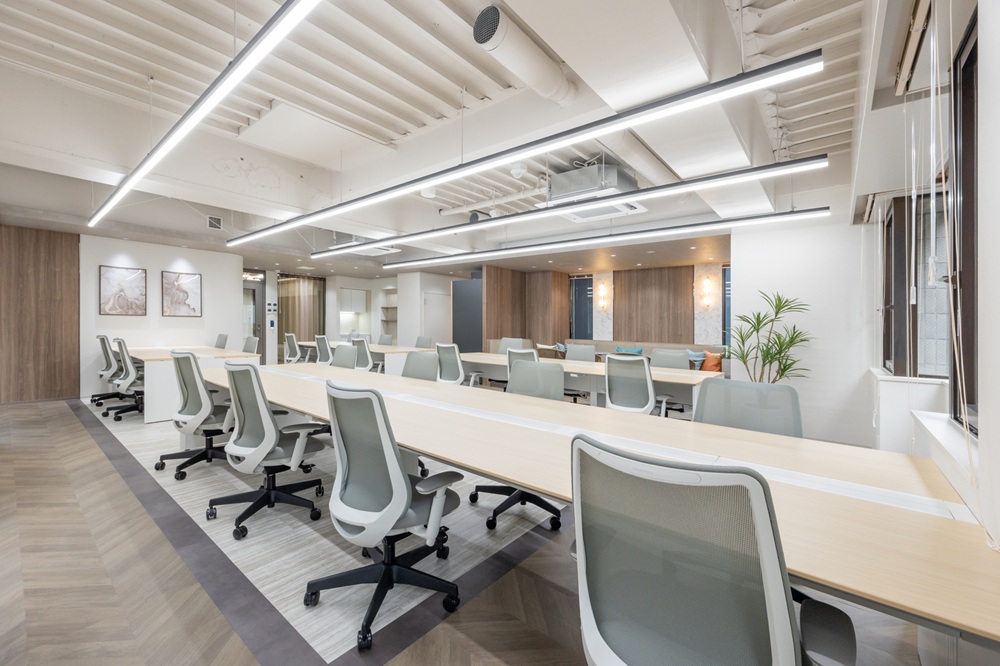 2階3階：執務室(オフィステーブル・椅子も設置。奥のラウンジソファーも設置済みです）